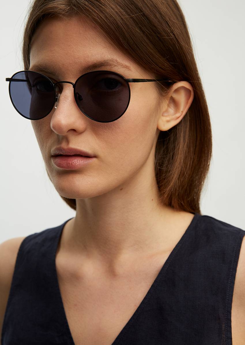 Unisex sunglasses with filigree metal frames