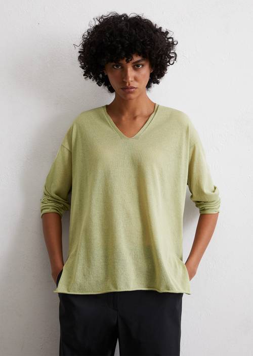 Fine knit sweater loose made from an organic cotton mix