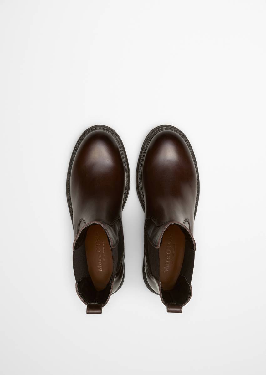Chelsea boot made from fine cowhide