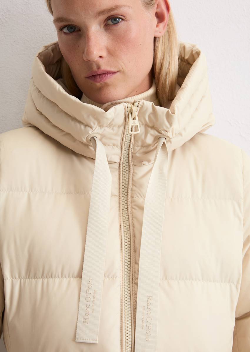 Hooded down coat shaped with water-repellent surface