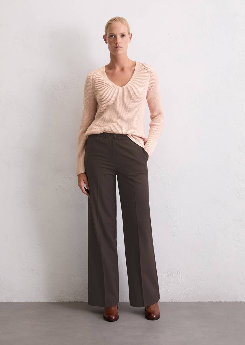 V-neck knitted sweater relaxed made from soft cotton yarn