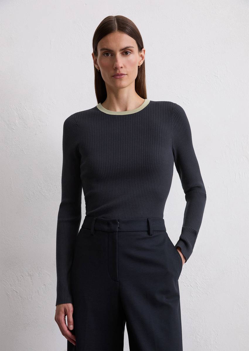 Sweater Travel Collection made from a viscose blend