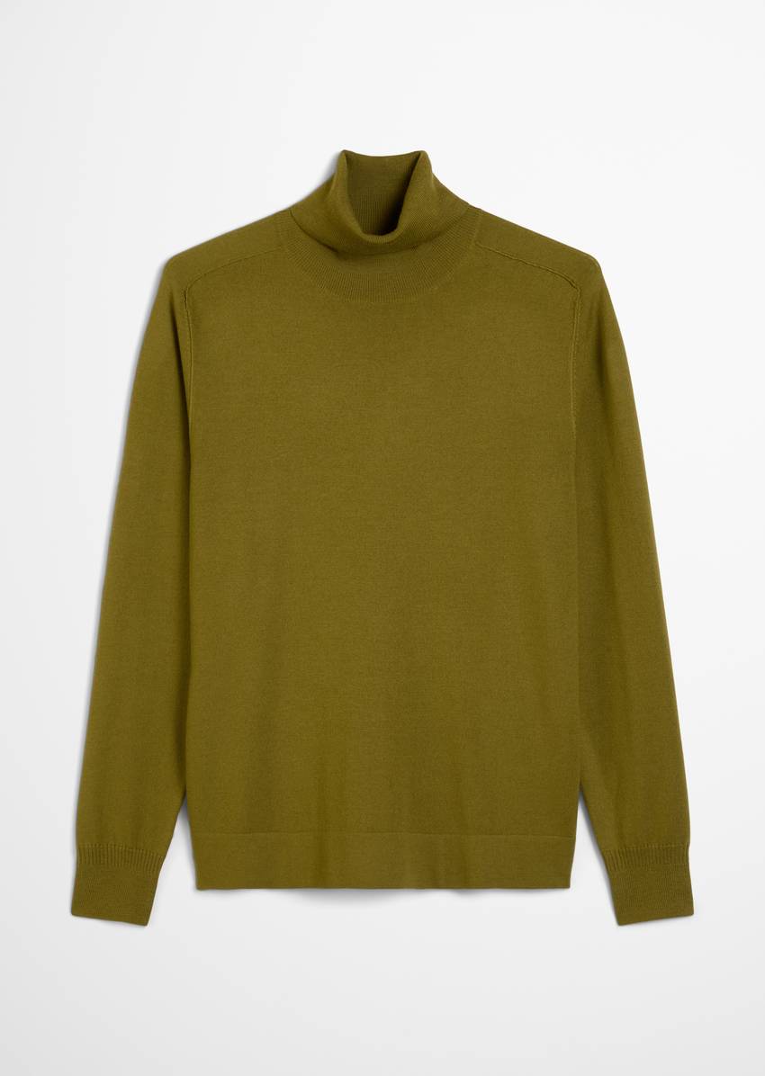 Regular turtleneck sweater made from soft merino wool