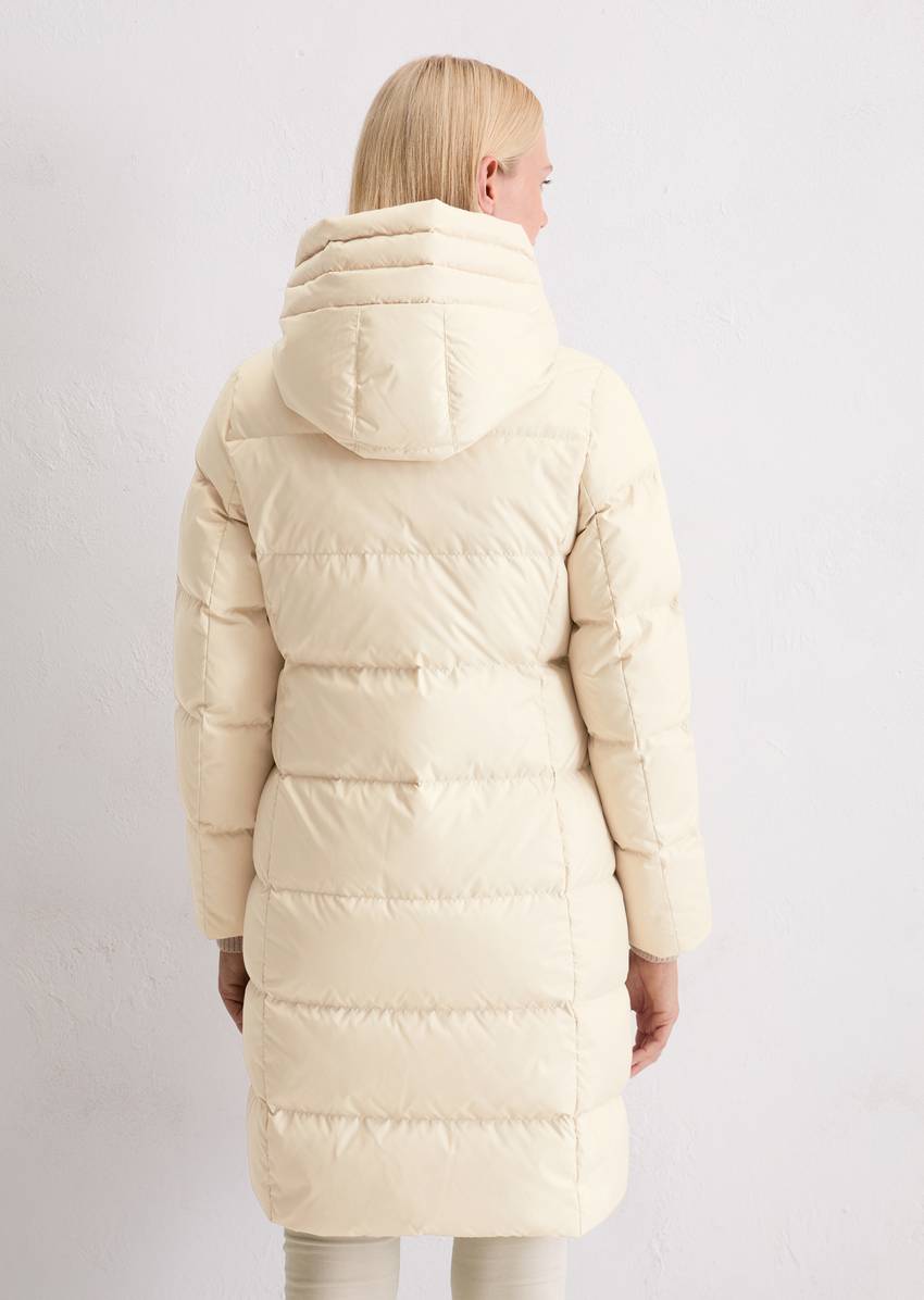 Hooded down coat shaped with water-repellent surface