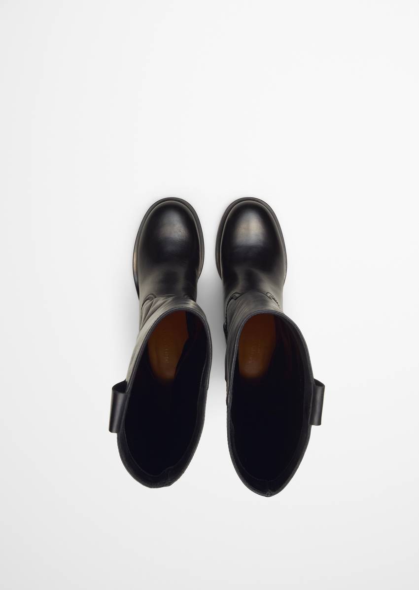 Long-shaft boots with a higher heel