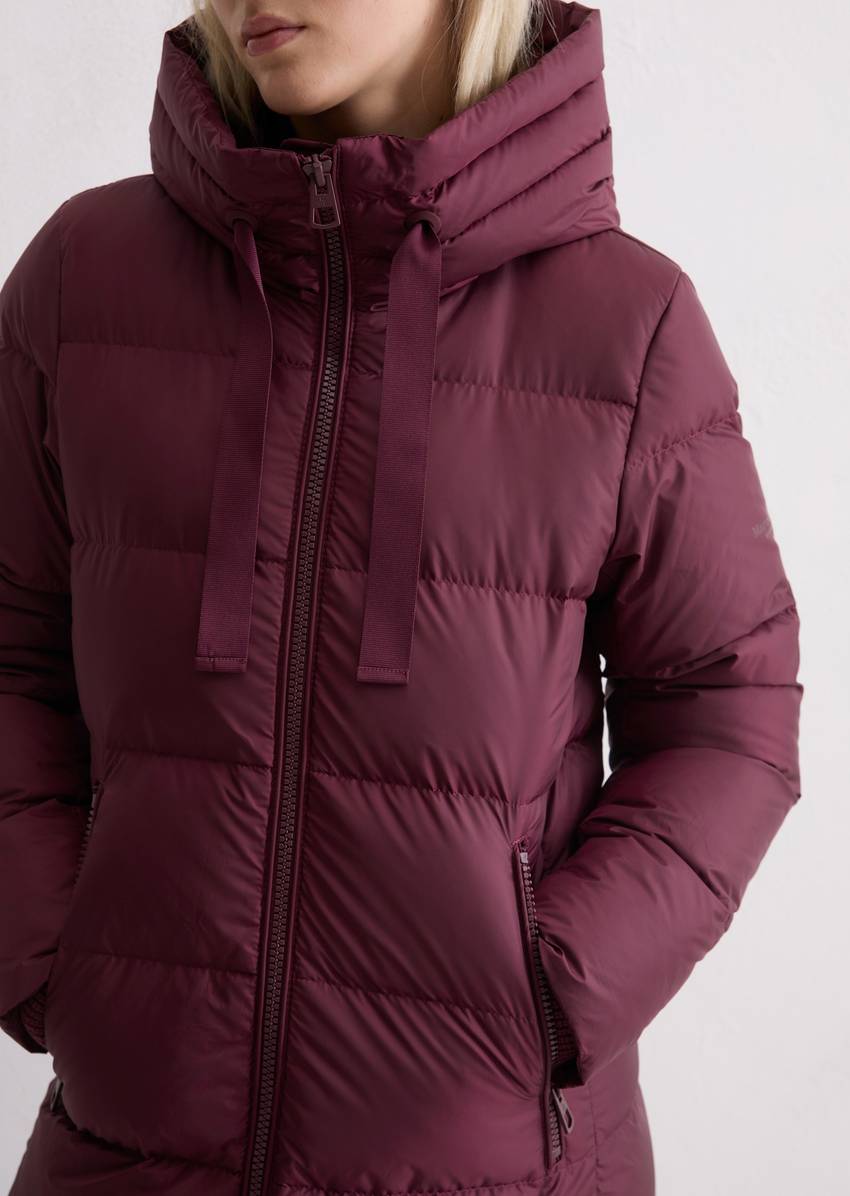 Hooded down coat fitted with water-repellent surface