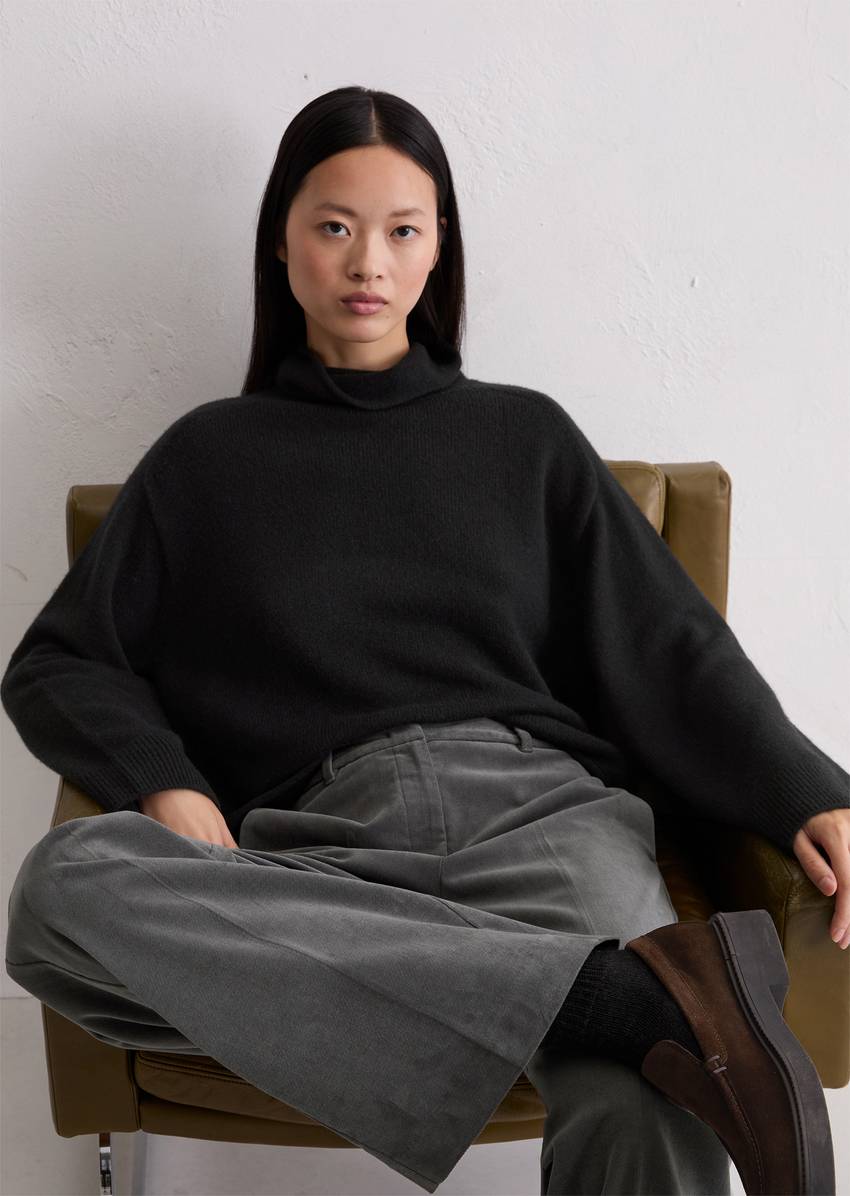 Relaxed turtleneck sweater made from a soft merino wool blend
