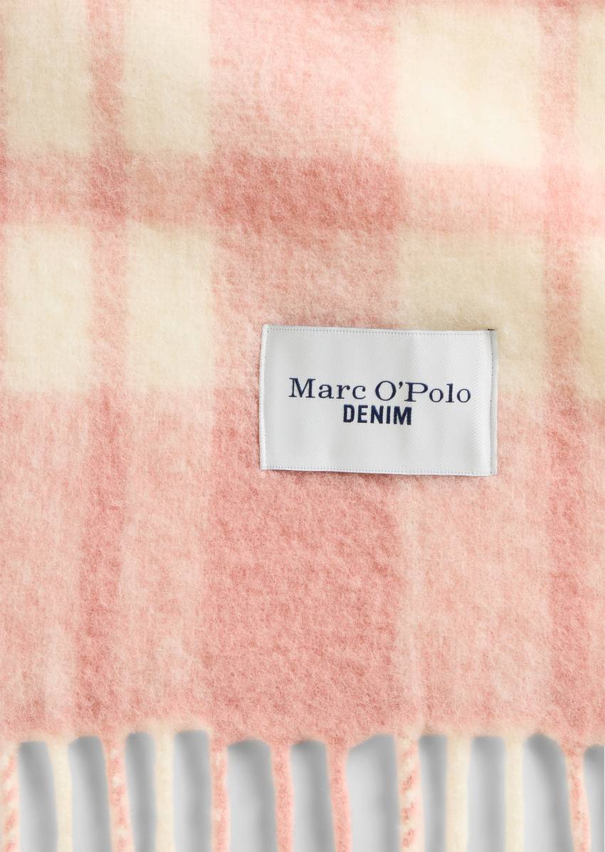 Woven scarf made from a cuddly alpaca wool mix