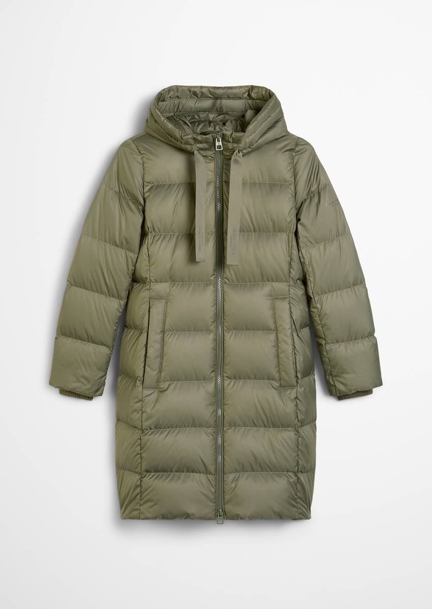 Hooded down coat shaped with water-repellent surface
