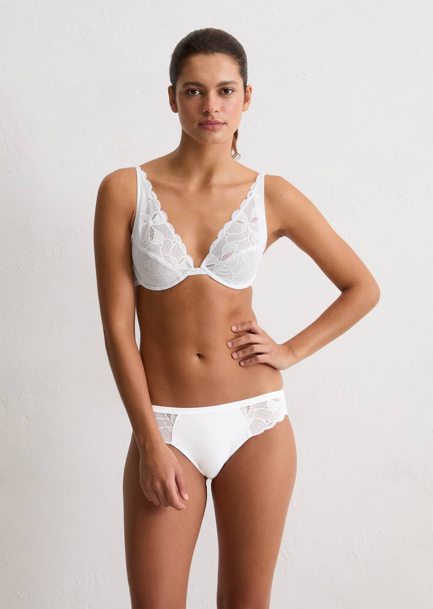 Underwired bra with underwire and lace