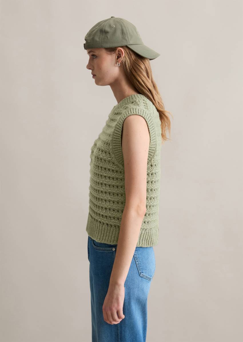 Sweater regular made from a soft virgin wool blend