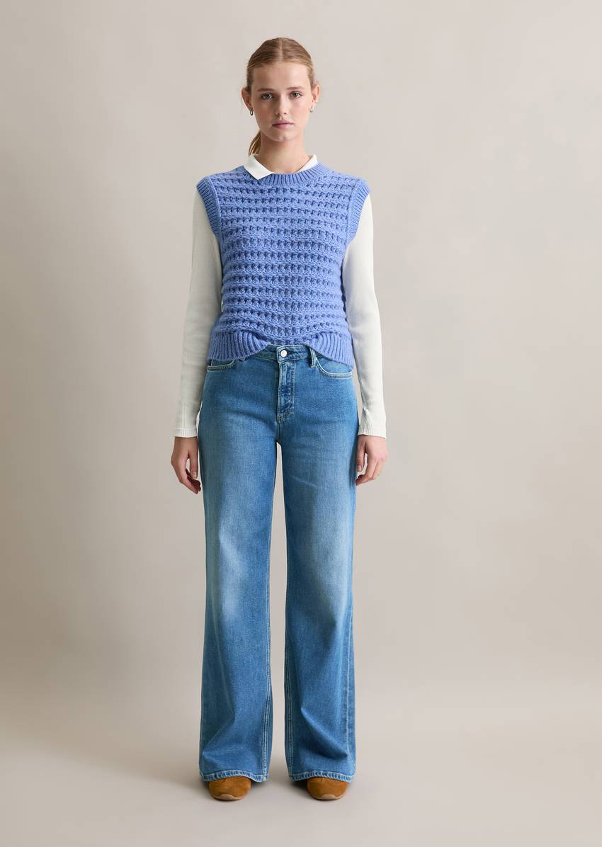 Sweater regular made from a soft virgin wool blend