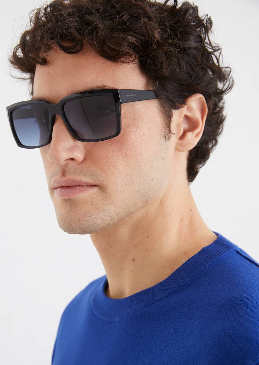 Men's sunglasses in a modern rectangular shape