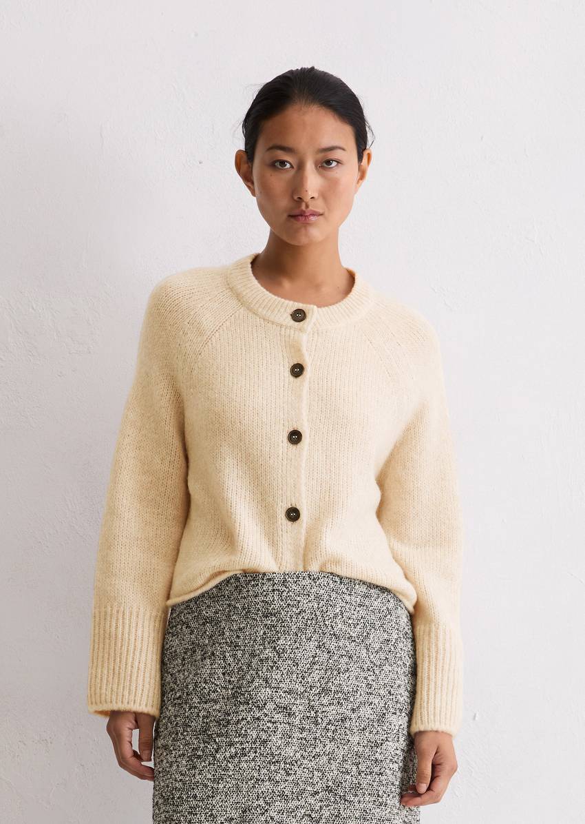 Cardigan loose made from a soft virgin wool blend