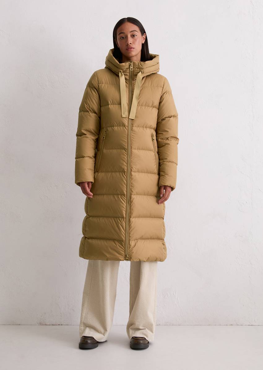 Hooded down coat fitted with water-repellent surface