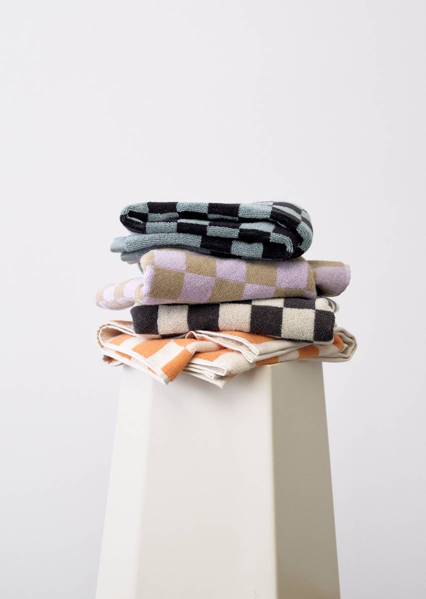 Guest towel Model Checker with jacquard check pattern