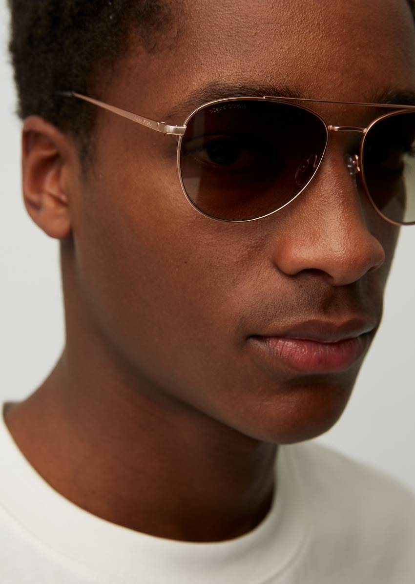 Unisex sunglasses in an aviator style