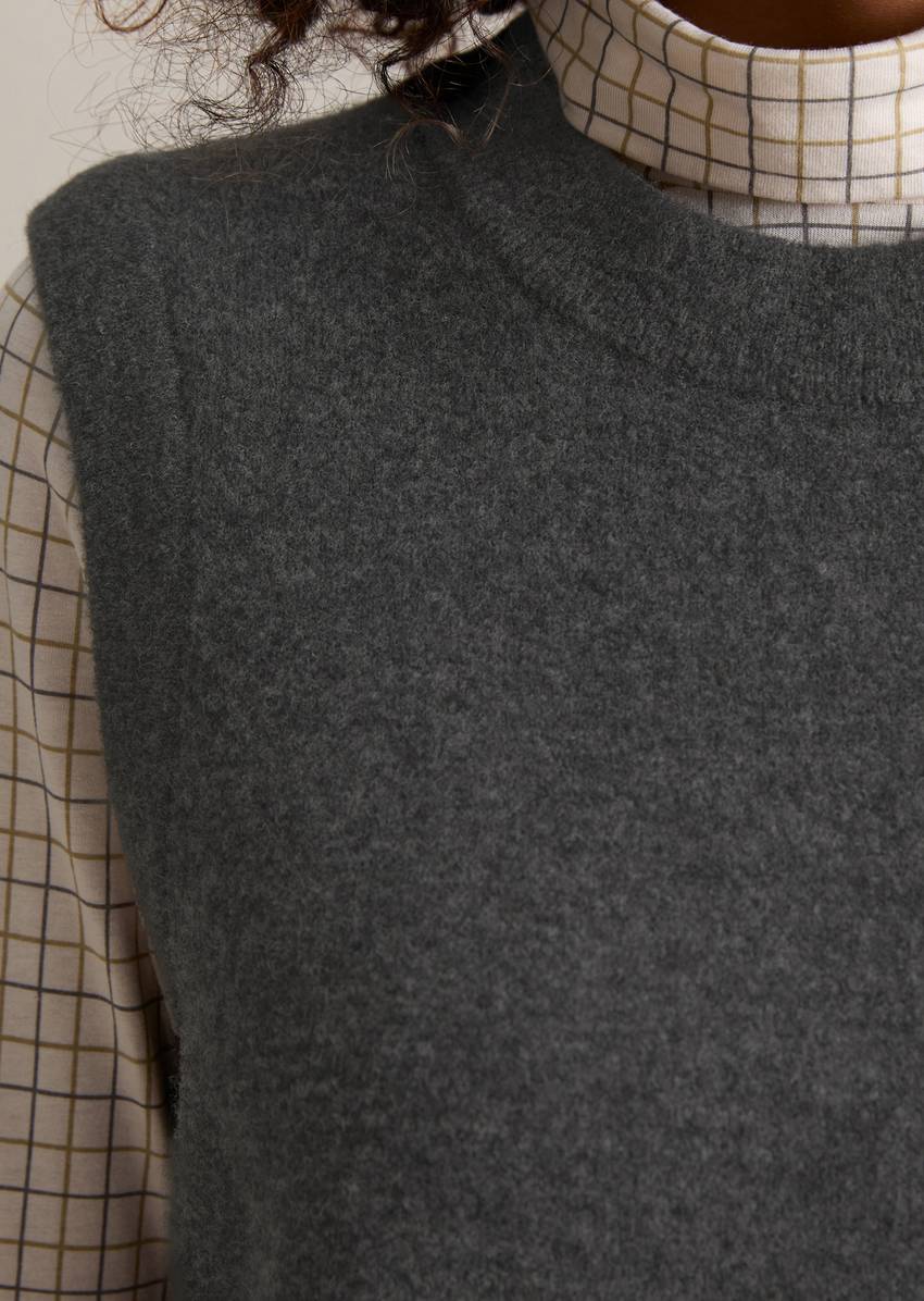 Sweater regular made from a soft virgin wool blend