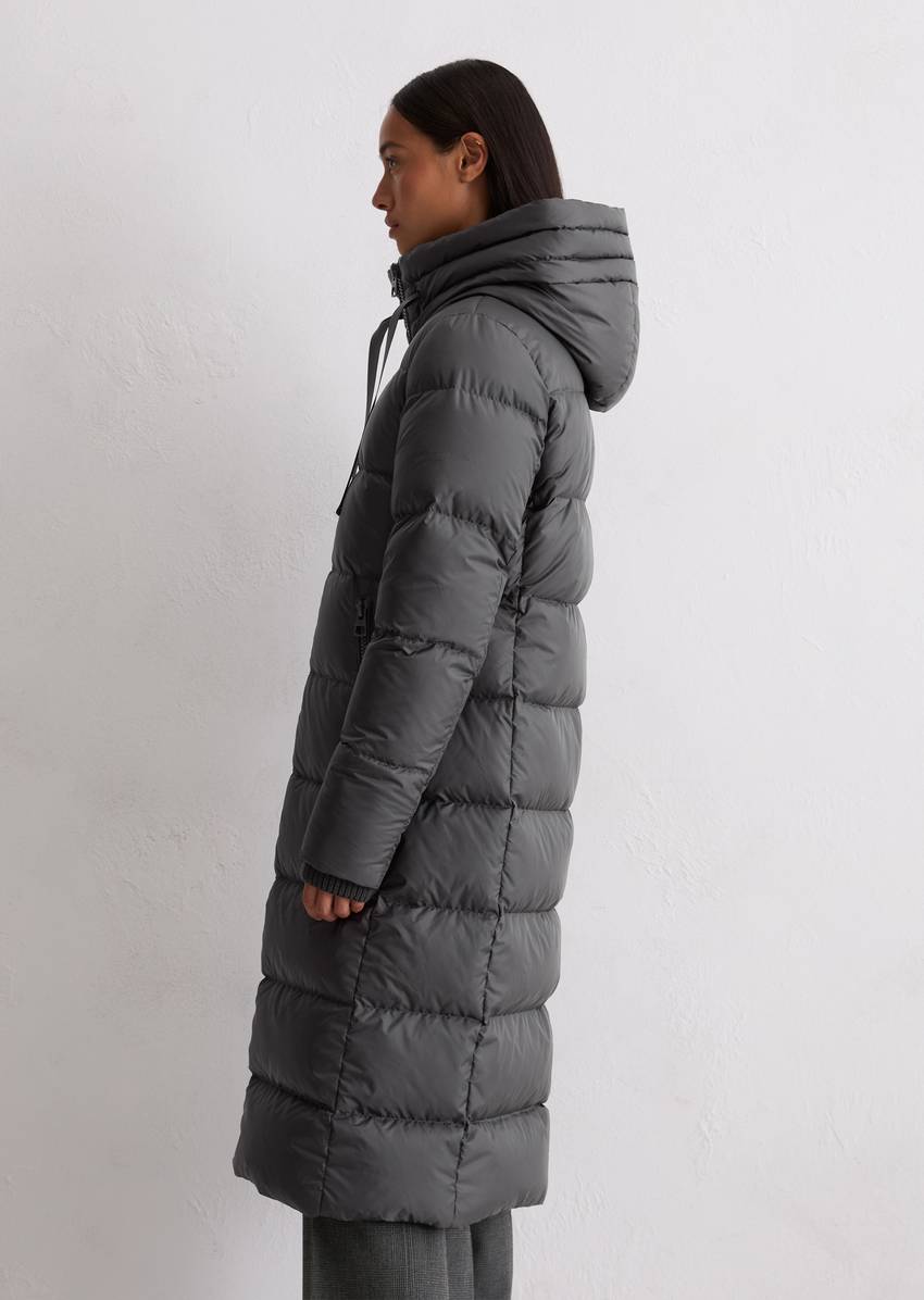 Hooded down coat fitted with water-repellent surface