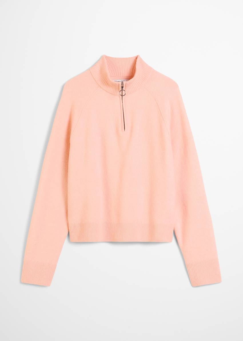 Troyer cropped made from a fluffy virgin wool blend