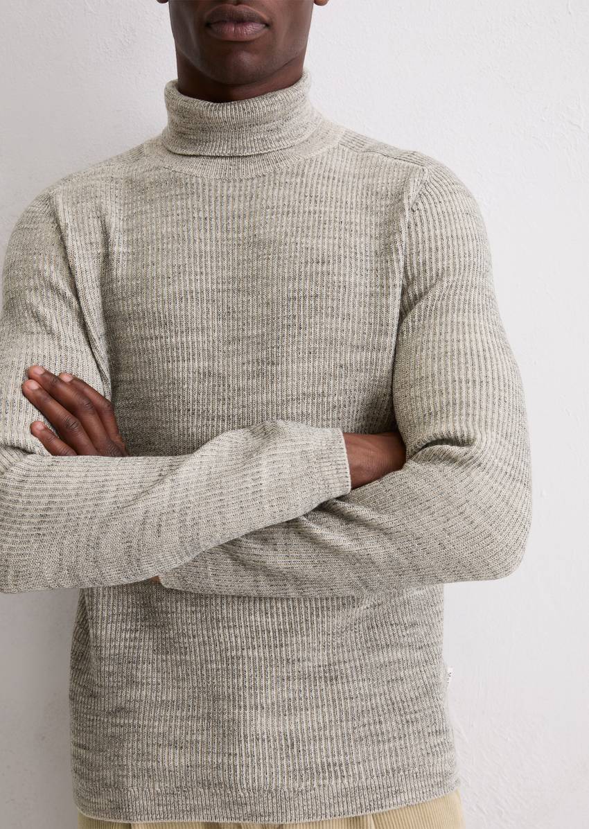 Regular turtleneck sweater made from a cotton/virgin wool blend