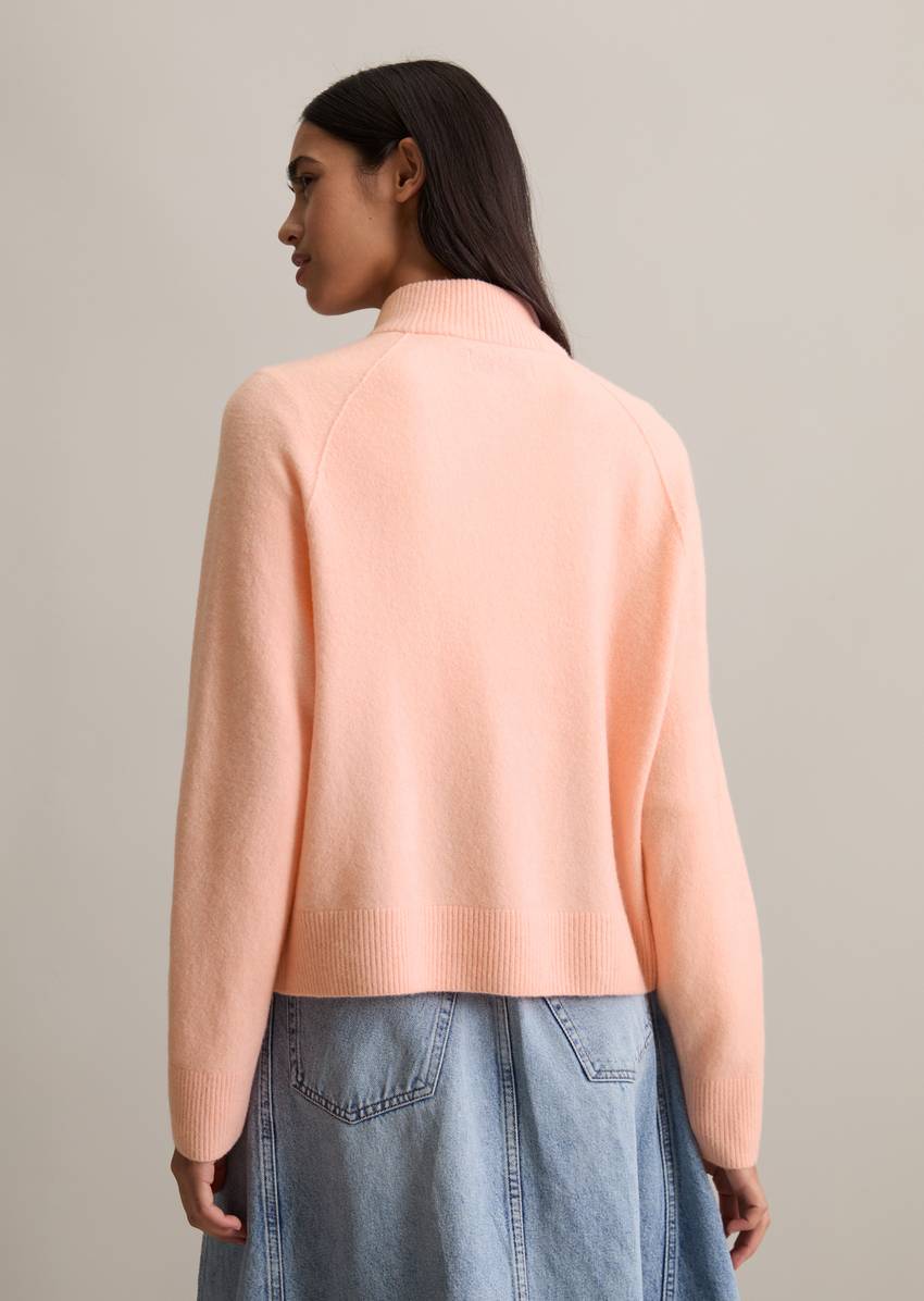 Troyer cropped made from a fluffy virgin wool blend