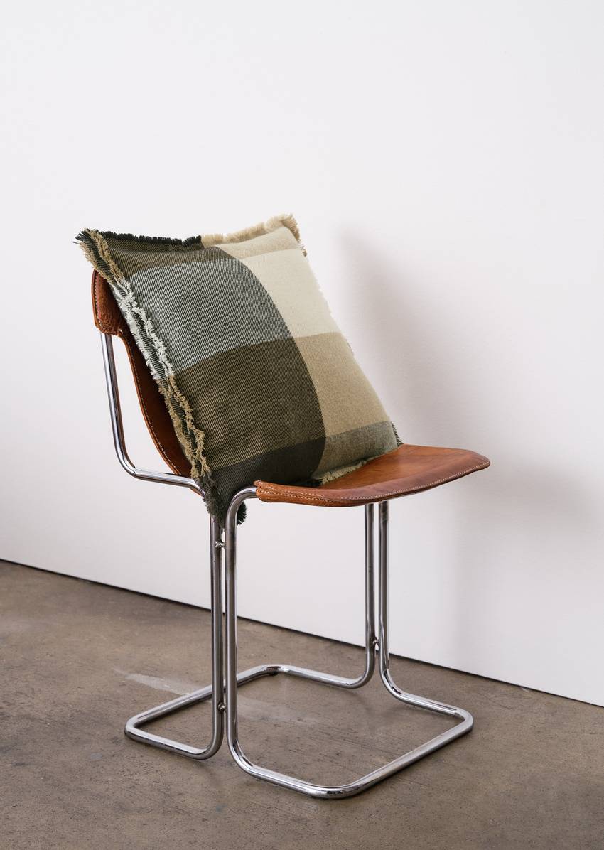 Decorative cushion model Eryk made from a soft twill blend