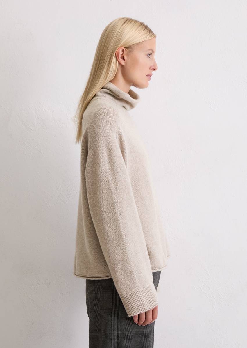 Relaxed turtleneck sweater made from a soft merino wool blend