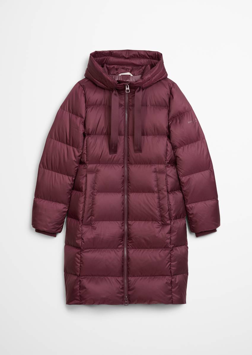 Hooded down coat shaped with water-repellent surface