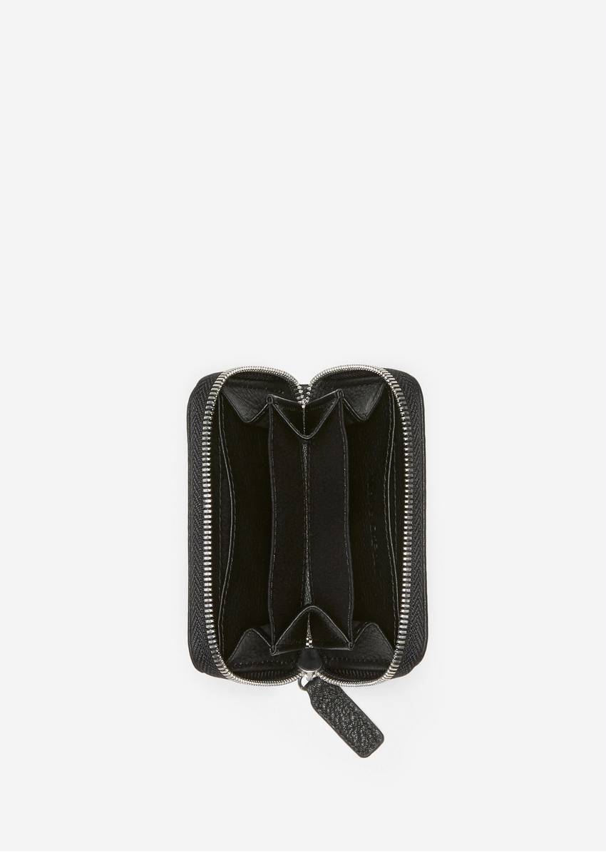 Zip purse Made of high-quality leather material