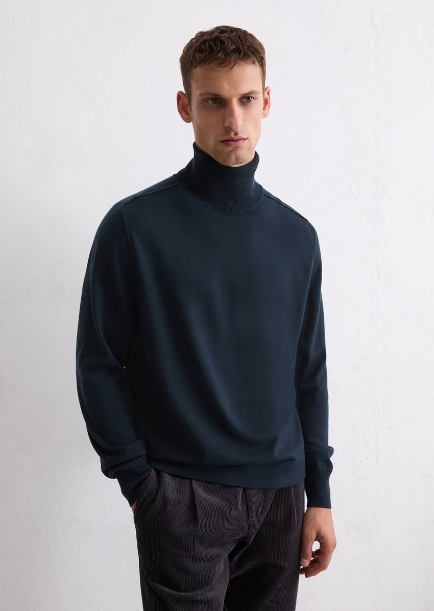 Regular turtleneck sweater made from soft merino wool