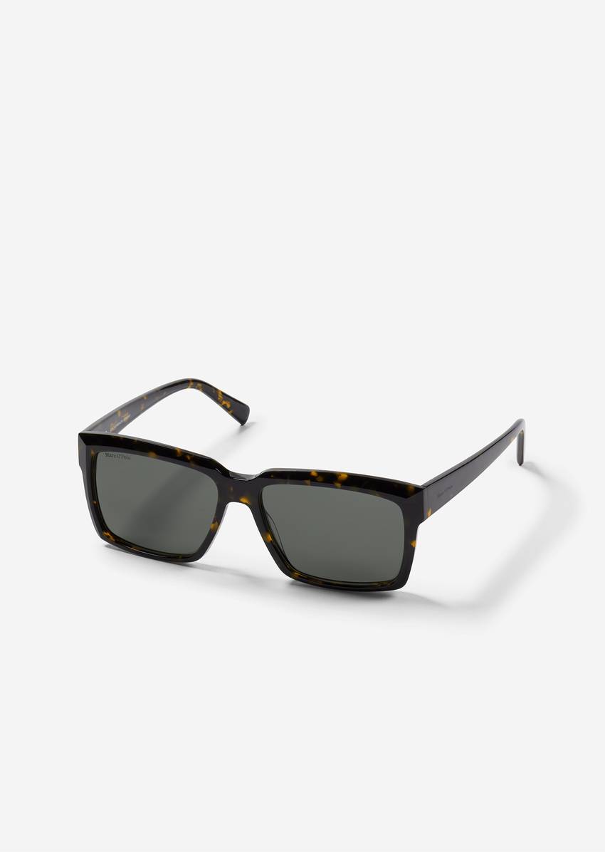 Men's sunglasses in a modern rectangular shape