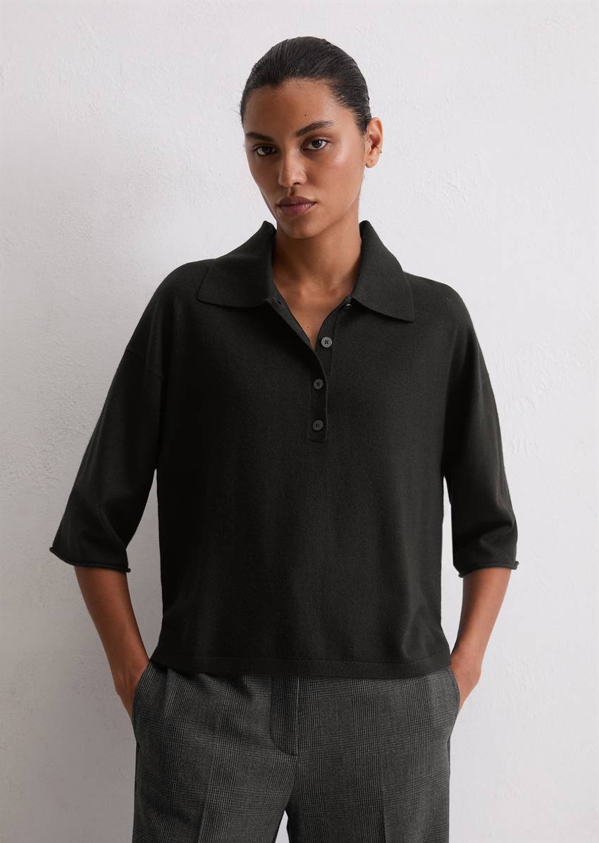 Fine knit polo shirt loose made from a soft virgin wool blend
