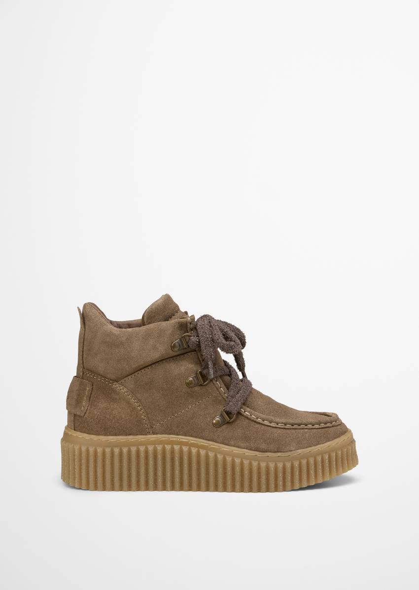 Lace-up boots model Bianca with striking grooved platform sole