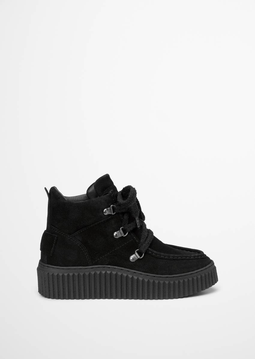 Lace-up boots model Bianca with striking grooved platform sole