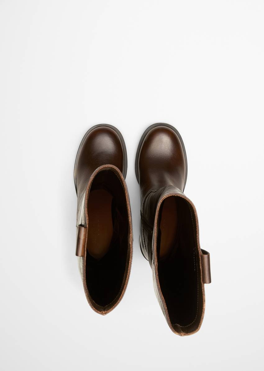 Long-shaft boots with a higher heel