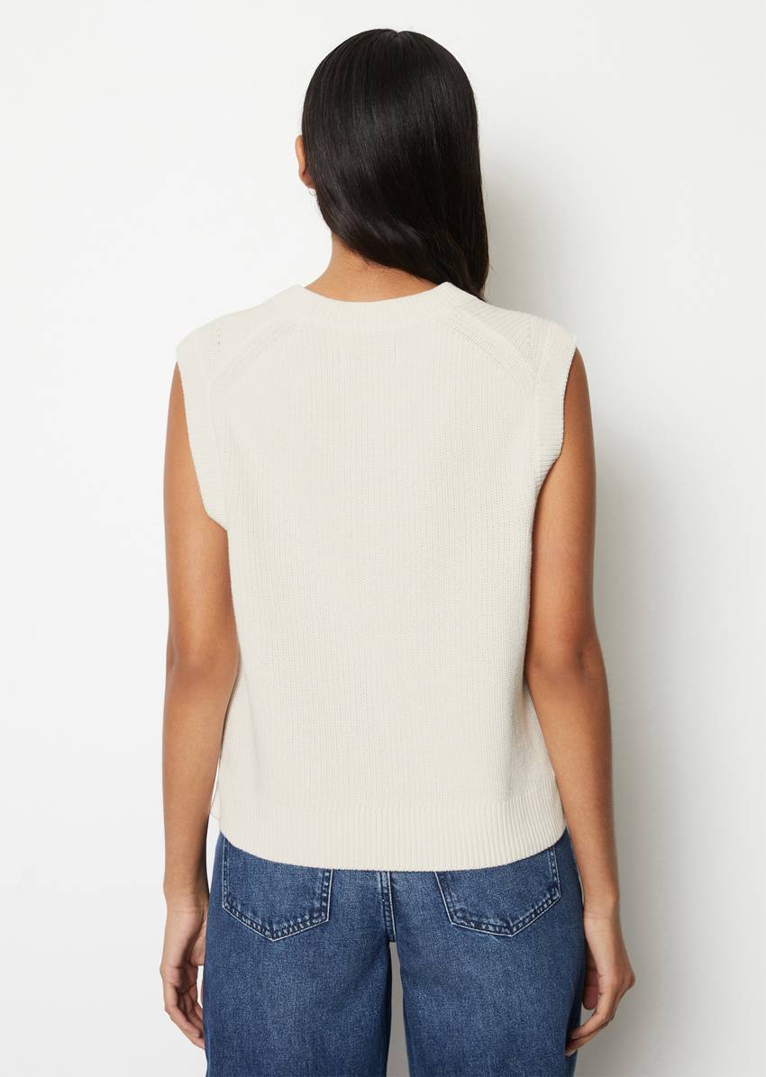 Sleeveless jumper in a regular fit made of pure organic cotton