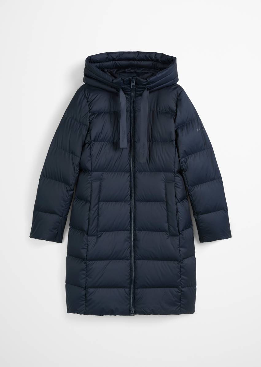 Hooded down coat shaped with water-repellent surface