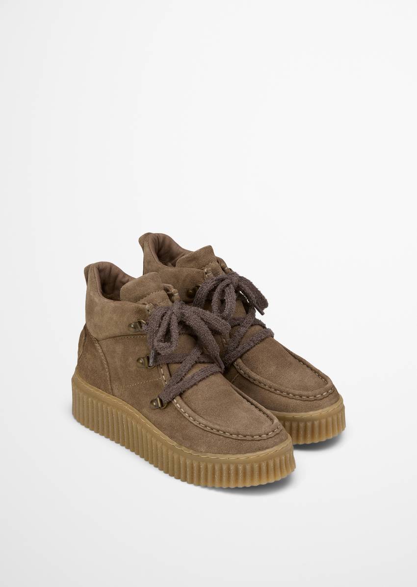 Lace-up boots model Bianca with striking grooved platform sole