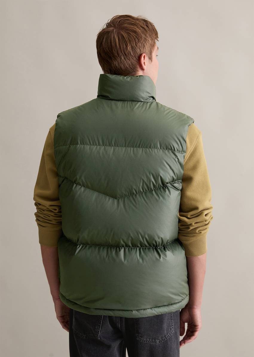 Regular puffer down vest made from water-repellent performance polyester