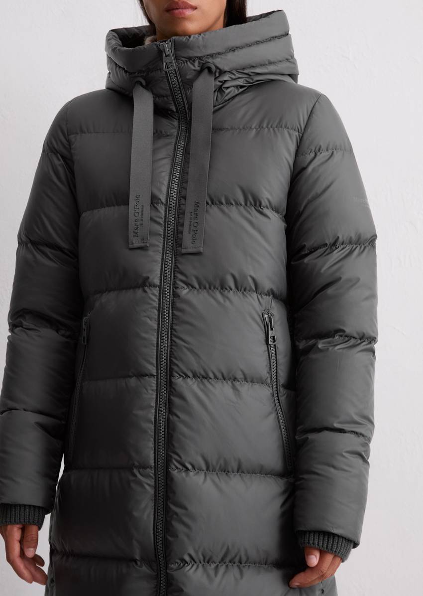 Hooded down coat fitted with water-repellent surface