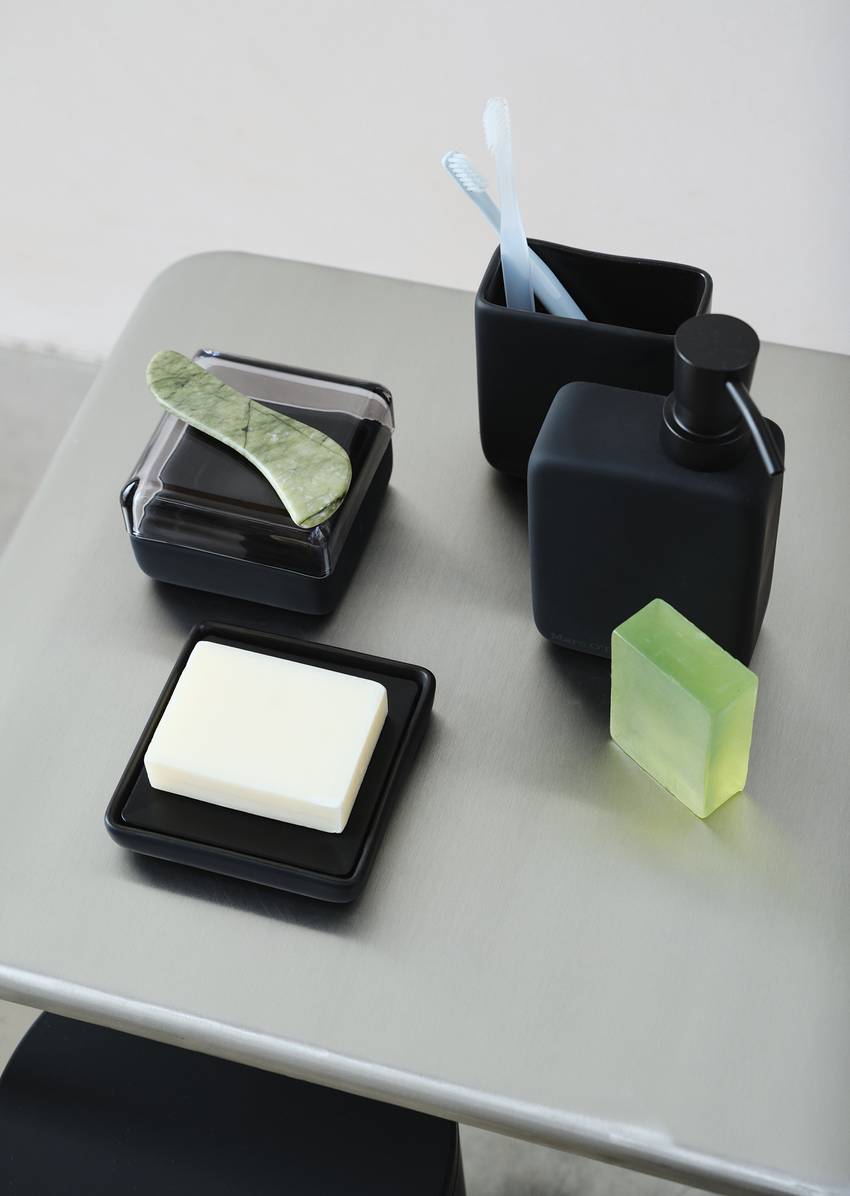 Toothbrush holder model The Edge from durable stoneware