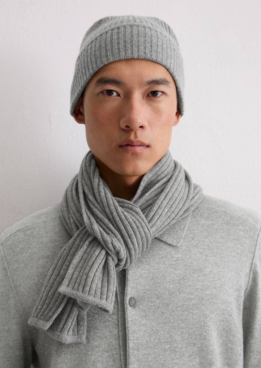 Knitted scarf made from the finest cashmere