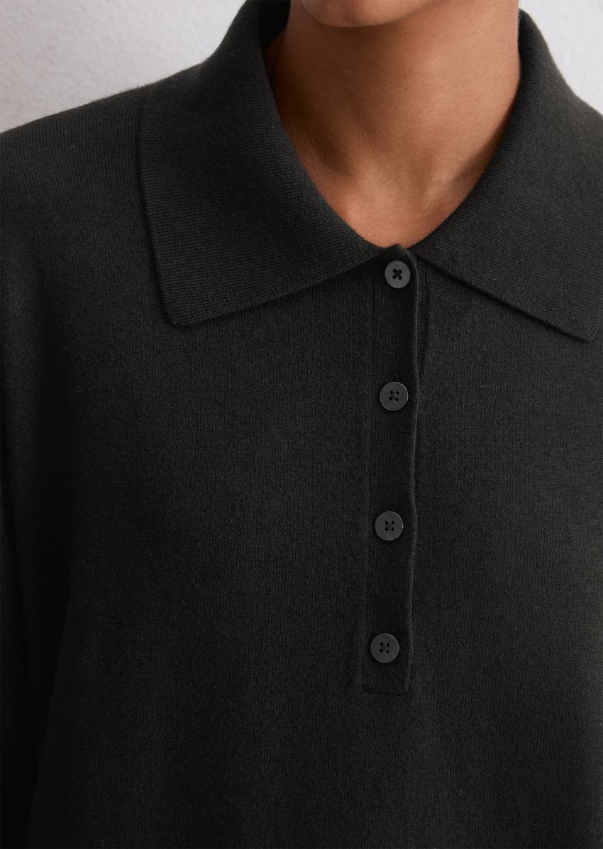 Fine knit polo shirt loose made from a soft virgin wool blend