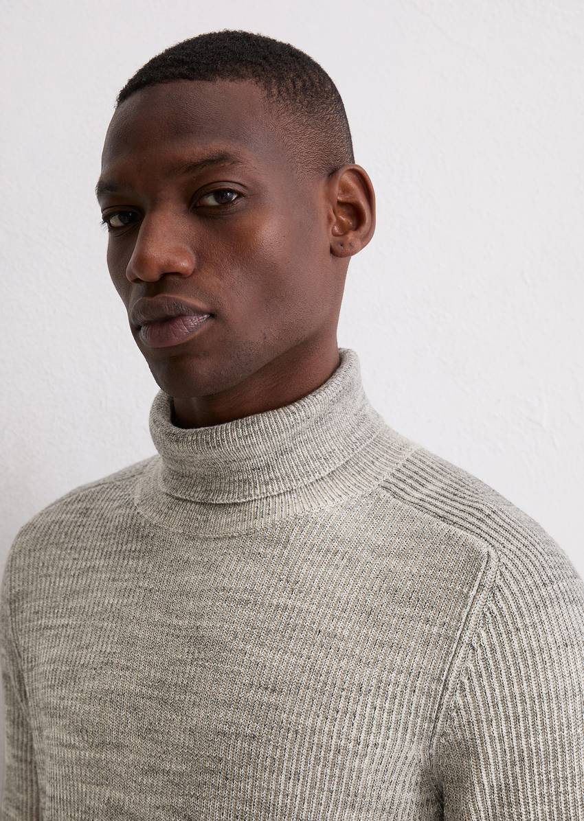 Regular turtleneck sweater made from a cotton/virgin wool blend