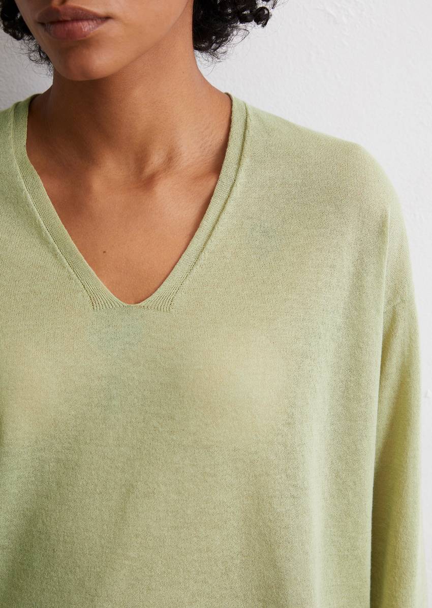 Fine knit sweater loose made from an organic cotton mix