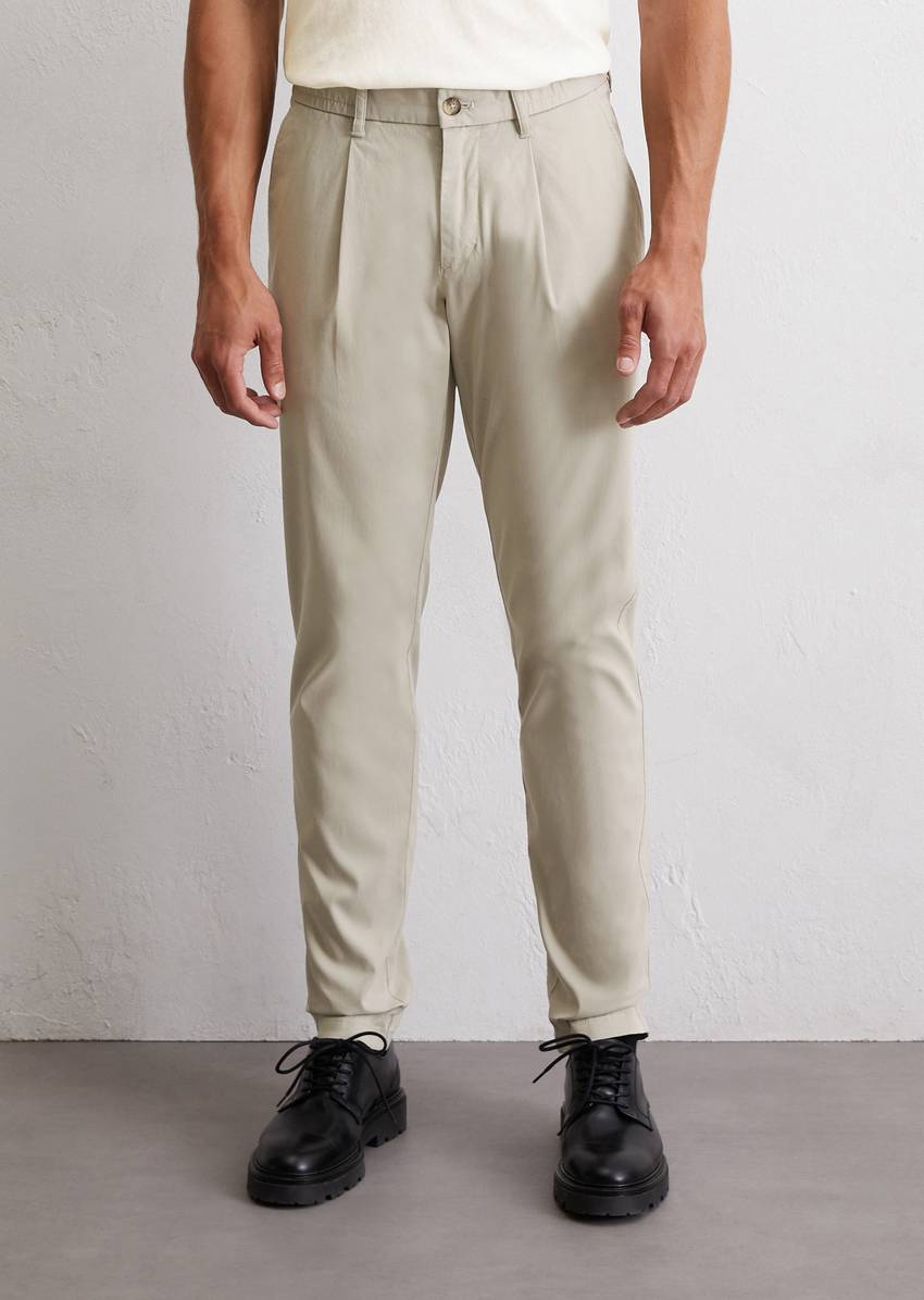 Chino Model Morot Jogger Pleats made from an organic cotton blend