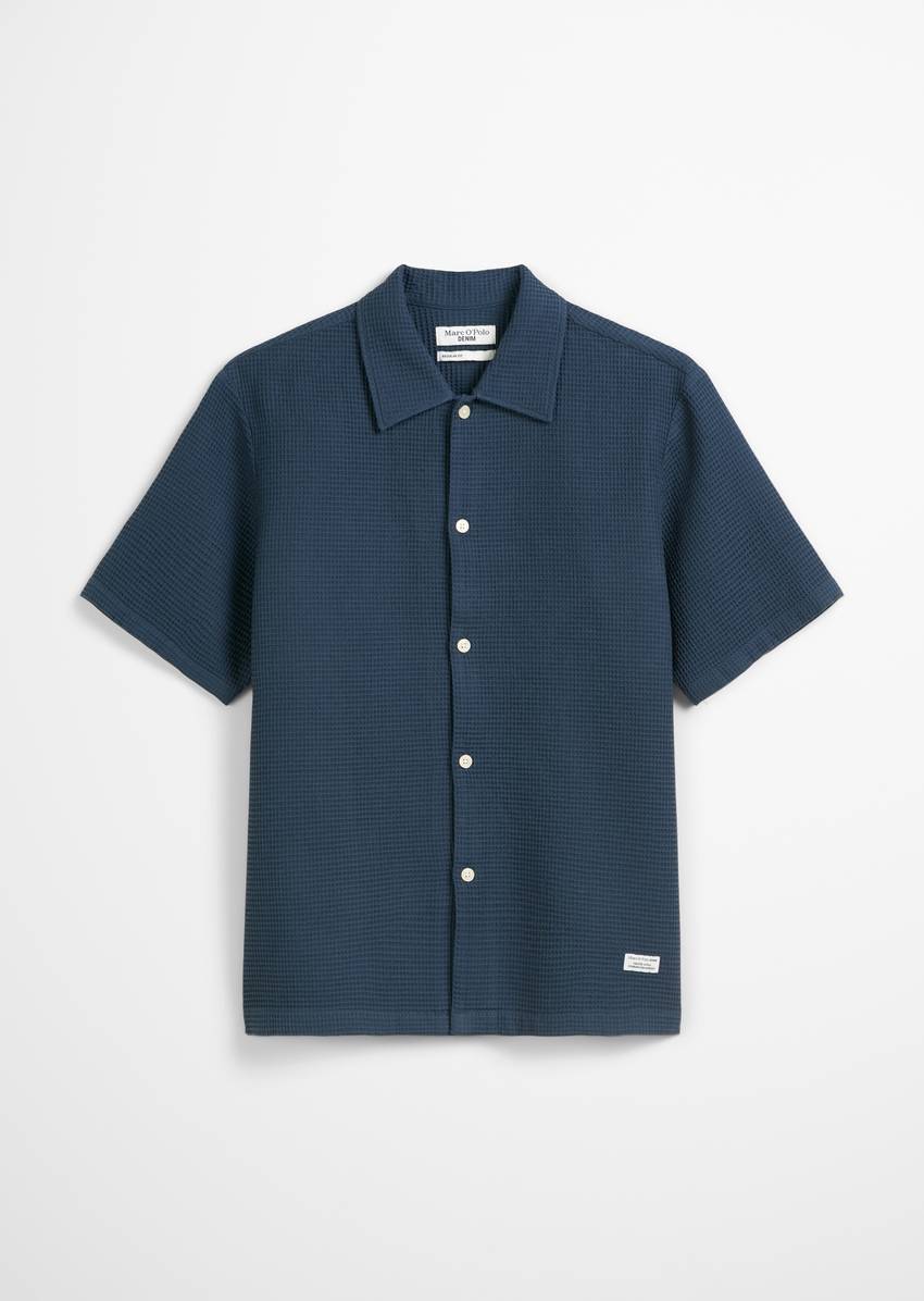 Regular short-sleeved shirt with distinctive waffle structure