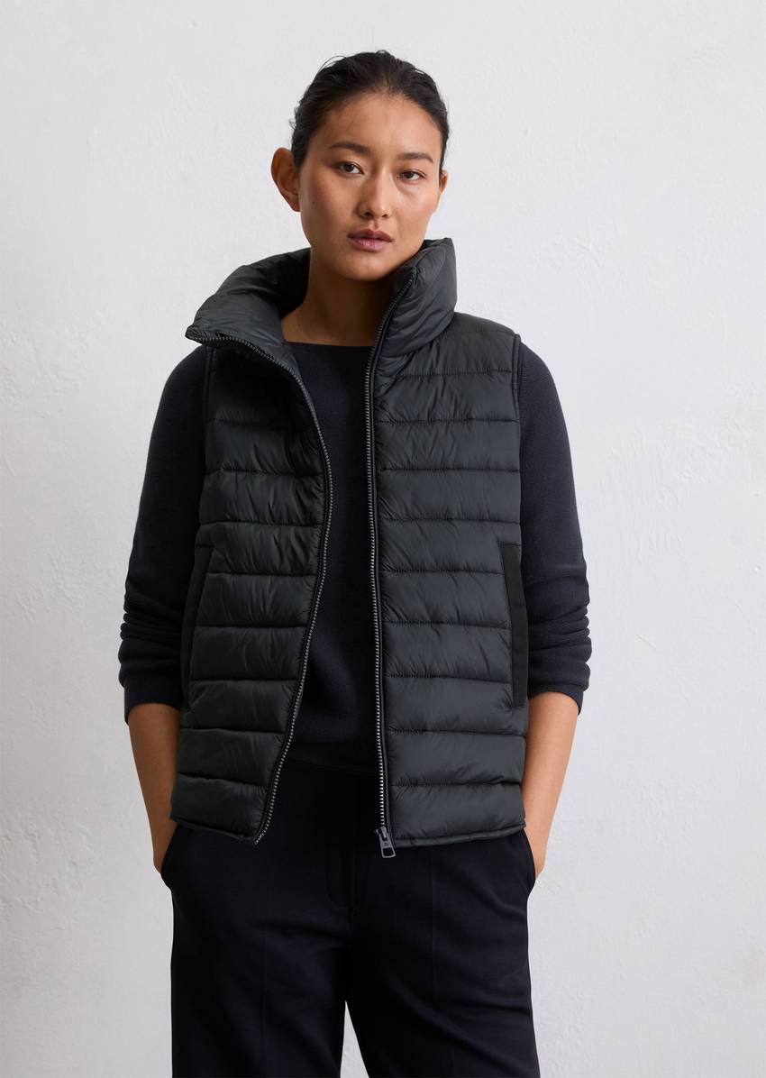 Lightweight quilted vest fitted with recycled materials