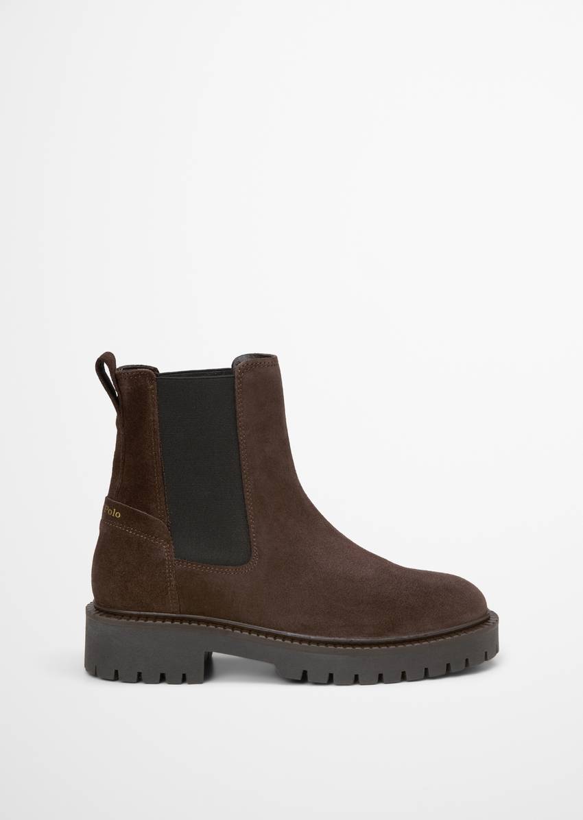 Chelsea boot with treaded sole